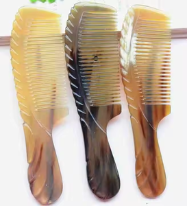 Peigne à cheveux fait main en corne de buffle Accessoires de cheveux durables fabriqués en Inde Disponible au prix d'usine par l'artisanat en croissant - Product Image 1