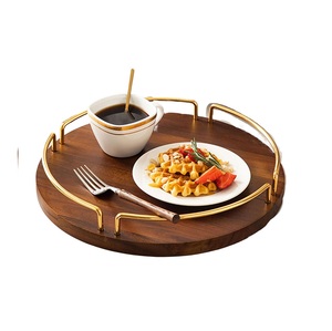 Bandeja de madera de estilo europeo con mango de hoja de metal plateado, bandeja de servicio de aspecto moderno - Product Image 1