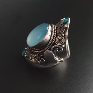 Bague en calcédoine bleue faite à la main en pierre précieuse de coupe ovale naturelle réglage de lunette cadeau de mariage élégant pour elle pour la Saint-Valentin - Product Image 4