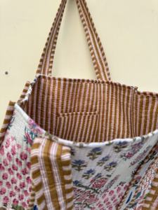 Sac fourre-tout matelassé à la main de meilleure qualité Sac fourre-tout magnifique Sac à provisions fait à la main en coton Kantha Sac de plage - Product Image 2