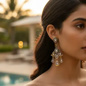 Boucles d'oreilles pendantes en forme de larme plaquées or, avec accents de diamants, design de boucle d'oreille pendante, pour mariage, fête, pierre principale en perle, cadeau parfait pour elle - Product Image 1