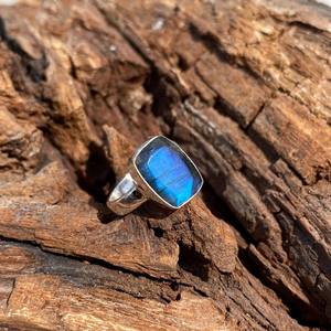 Labradorita Azul Flash de Corte Ovalado, Certificada por IGI, Plata de Ley 925, Joyería Hecha a Mano, Elegante Regalo para Mujer - Product Image 4