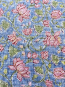 Tissu en coton imprimé à la main avec motif floral rose sur fond bleu - Product Image 2