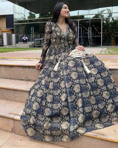 PRÉSENTANT LE NOUVEAU KURTI-SHARARA ENSEMBLE DE BRODERIE TRAVAIL ET TRAVAIL À LA MAIN DENTELLE GEORGETTE LOURDE AVEC IMPRESSION NUMÉRIQUE (ENTIÈREMENT COUDU) - Product Image 2