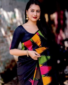 Saree Banarasi de diseñador con patrones de tejido tradicional y pallu de seda tejida para ropa nupcial, eventos y festivales culturales - Product Image 2