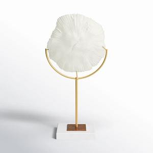 Mesa decorativa blanca de diseñador con acento en soporte de metal dorado Centro de mesa moderno hecho a mano para espacios contemporáneos - Product Image 1