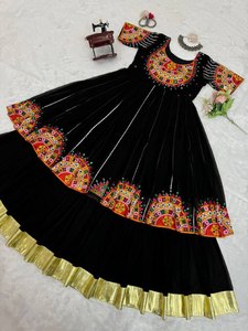 Navratri ชุดราตรีปักลายสำหรับผู้หญิงชุดสูทสีดำพิเศษสำหรับใส่ไปงานเลี้ยง - Product Image 3