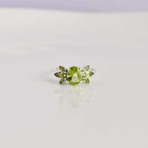 Anillo de peridoto minimalista de Plata de Ley 925, piedra de nacimiento de agosto, racimo de multipiedra verde único para bodas, fiestas naturales - Product Image 5