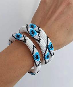 Pulsera hecha a mano personalizada para mujer con cuentas de cristal únicas y perlas último diseño de joyería de moda para compradores a granel - Product Image 2