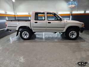 Toyota Hilux 4x4 Double Cabine d'occasion à bas prix, modèle 2017, conduite à gauche, 50-75 000 miles, 100 % en parfait état de marche, sans accident - Product Image 5