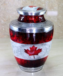 Urne funéraire en métal imprimé du drapeau canadien en laiton Produit commémoratif pour les cendres humaines et animales MAX B EXPORTS - Product Image 1