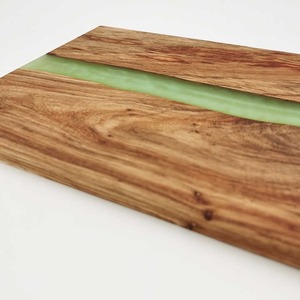 Planche à découper rectangulaire décorative verte en résine époxy et en bois d'olivier avec résine pour charcuterie - Product Image 3