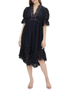 Robe midi d'été en coton brodé bleu, col en V, coupe trapèze, écologique, respirante, à ourlet asymétrique volanté et doublure en dentelle - Product Image 1