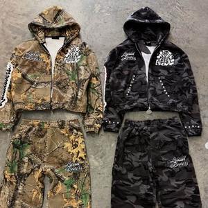 Conjunto Deportivo Personalizado con Estampado DTG Completo, Sudadera con Capucha y Pantalones Deportivos Holgados de Camuflaje, 100% Algodón, para Hombre - Product Image 2