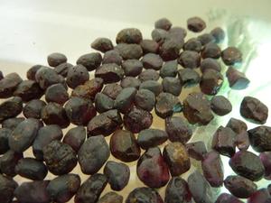Grenat naturel brut non coupé pierres précieuses en vrac couleur pourpre en gros d'origine - Product Image 3