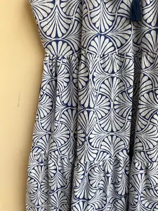 Robe longue décontractée à volants imprimé bloc à la main aspect fleuri sans manches maxi indien encolure Henley avec pompon robe maxi d'été - Product Image 3