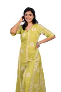 Elegante mujer verde lima bordado largo Kurta estilo étnico para adultos estampado dibujado a mano ropa informal con abertura frontal - Product Image 3