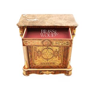 Mueble Zapatero de Lujo Estilo Francés con Tapa de Mármol Oscuro, Intrincada Marquetería Boulle y Detalles en Latón Dorado para Salón de Palacio - Product Image 2