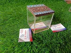 Empaque Elegante para Dulces, Chocolates y Regalos Festivos, Caja Decorativa Acrílica de Alta Gama con Tapa de Madera MOP - Product Image 3