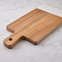 Planche à charcuterie en bois d'acacia et marbre blanc avec poignée en forme de pagaie pour servir le fromage, cuisine, hôtel et restaurant