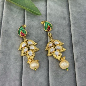 Elegantes pendientes Kundan reales chapados en oro de la mejor calidad para mujer, tachuelas de latón a la moda para ropa de fiesta de boda moderna - Product Image 1