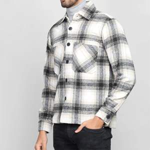 Veste de chemise en jean décontractée pour homme Veste boutonnée légère avec design classique et coupe confortable - Product Image 2