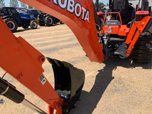 รถแทรกเตอร์ Kubota M62 TLB แบบเต็มคัน