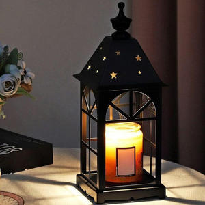 Lanterne à bougie vintage de luxe avec cadre en métal décoratif et surface résistante à la chaleur - Product Image 1