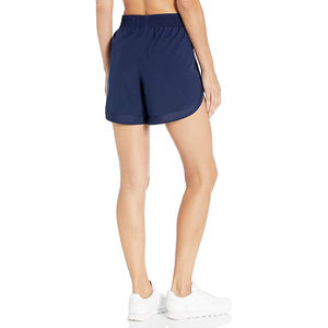 Short pour femme sur mesure en tissu de coton avec un matériau léger, idéal pour les activités pendant la saison estivale - Product Image 3