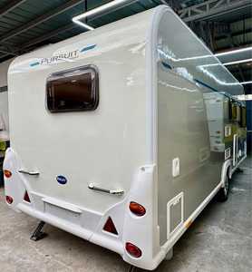 Caravana de Lujo Pursuit 530-4 con Chasis de Eje Único, Cuatro Camas y Interior Práctico para Viajes Familiares en Camping - Product Image 1