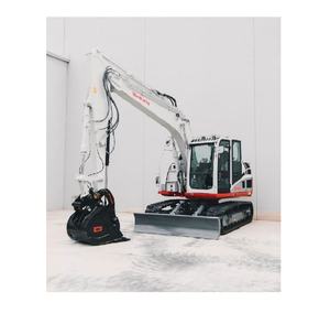 Mini-excavatrice Takeuchi haut de gamme avec sièges à suspension de luxe, moteurs de translation automatiques à 2 vitesses, éclairage LED, moteur et pompe. - Product Image 3