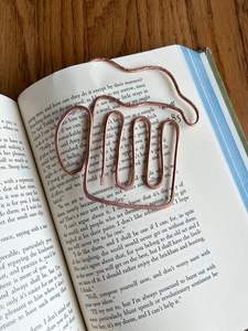 Marque-page en métal artisanal pour accessoires de lecture artistiques mettant en valeur un savoir-faire détaillé et une construction métallique robuste - Product Image 6