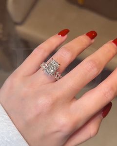 Anillo de compromiso de pavé de burbuja flotante de diamante de corte radiante hecho a mano banda de joyería fina de mujer de Halo oculto único - Product Image 5