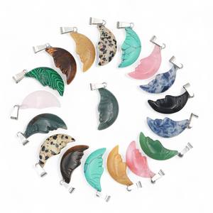 Colgante de Cuarzo Rosa Natural Chapado en Oro de 14K, Piedra Preciosa de Luna Creciente Tallada a Mano para Collares y Joyería - Product Image 3