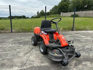 Potente cortacésped Husqvarna R 112C con tractor de jardín disponible - Product Image 3