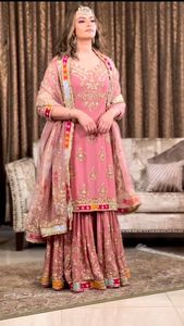 Faux Georgette lourde avec broderie lourde avec travail de séquence à manches longues haut bas Dupatta ensemble tenue traditionnelle costume - Product Image 2