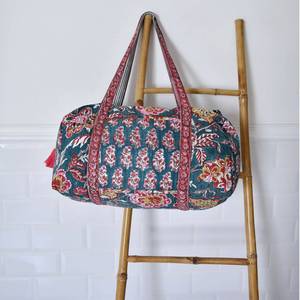 Bolsa de Viaje de Lujo Acolchada con Estampado Floral en Verde Pino, Rojo y Mostaza, de Gran Capacidad y Duradera - Product Image 4