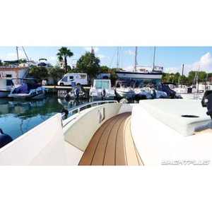 Bateau à moteur Bavaria Vida 33 HT avec 2 moteurs de 300 CV/147 kW Dimensions 9,93x3,43m & 11,19x3,43m - Product Image 1