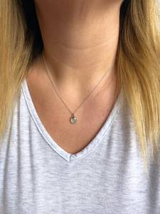 Collier pendentif ovale en calcédoine aqua, minimaliste, pour superposition, avec détails en teinte océan douce, en argent sterling 925, pierre de naissance de mars, qui procure une sensation de calme - Product Image 2