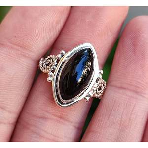 Bague en onyx noir, pierre de naissance, style bohème, en argent sterling, avec sertissage clos, cadeau pour elle - Product Image 5