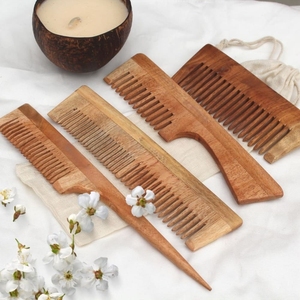 Peine de Madera Artesanal con Dientes Finos para Desenredar Suavemente y Cuidar el Cabello de Forma Confortable para Hombres y Mujeres, Marca Personalizable - Product Image 1