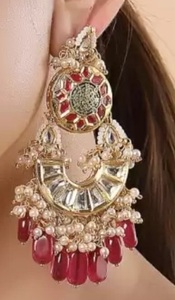 Boucles d'oreilles élégantes et modernes Chandbali en laiton plaqué or avec perles de pierres artificielles pour les mariées et les occasions festives - Product Image 4