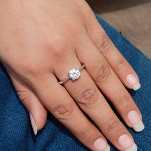 Anillo de Compromiso Minimalista de Lujo con una Sola Piedra de Moissanita Blanca, con Engaste de Garras, Plata de Ley 925, Regalo Perfecto para Ella - Product Image 2