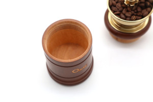 เครื่องบดเมล็ดกาแฟแบบมือหมุนสไตล์เรโทรแบบพกพา เครื่องบดแบบแมนนวลวินเทจ ทำจากไม้เนื้อแข็งและเหล็กหล่อ - Product Image 3