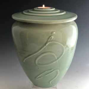 นกเป็ดน้ำอัฐิโกศใส่เทียนพร้อมเชิงเทียนอนุสรณ์หรูหราสำหรับขี้เถ้าแกะสลักโกศที่เงียบสงบโดย ayaans - Product Image 4