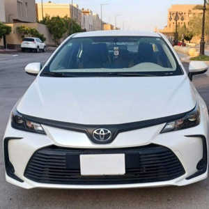 Camry hybride LE AWD d'occasion 2022, excellent état, sièges en cuir, 5 places, régulateur de vitesse adaptatif, phares halogènes, caméra 360°, panoramique - Product Image 1