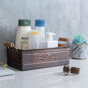 Poubelle de rangement ouverte en métal bronze vintage avec poignées en bois et articles de toilette de salle de bain rectangulaires décoratifs au design de baignoire en relief - Product Image 4