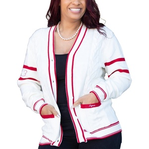 Cardigan en acrylique à manches longues de la sororité Delta Sigma Theta, blanc et rouge, avec écusson brodé, col en V, boutonné, tricoté, vêtement grec - Product Image 1