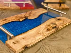 Plateau de service en bois d'olivier en résine époxy faite à la main de luxe avec poignées dorées, plateaux décoratifs pour la cuisine, la nourriture, l'hôtel, le restaurant, le bistrot - Product Image 4