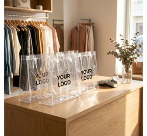 Bolsa de Compras de PVC Transparente con Base Cuadrada, Asas y Botón a Presión, con Logotipo Personalizado Impreso |   Bolsa Impermeable Premium para Ropa - Product Image 5